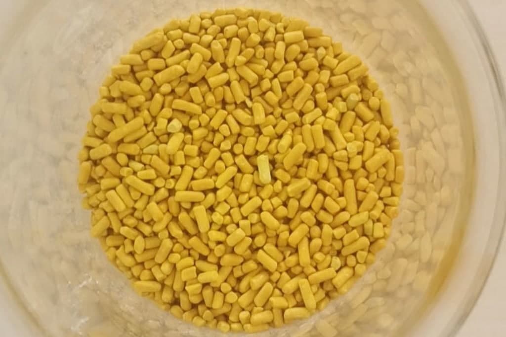 Yellow xanthate granules used in mineral flotation